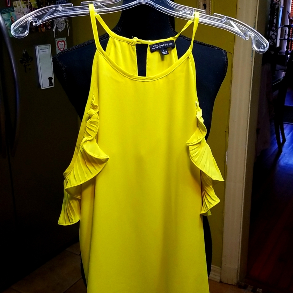Yellow top Sz ( Lg ) ruffle sleeves
